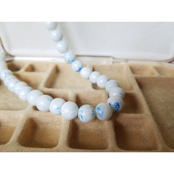 Teng Yue Tie Dye Marbled White with Blue Beaded Necklace - Picture 4 of 10